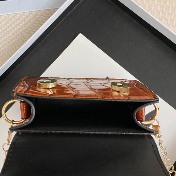 SHEIN Mini Crocodile Chain Satchel - Picture 4 of 6